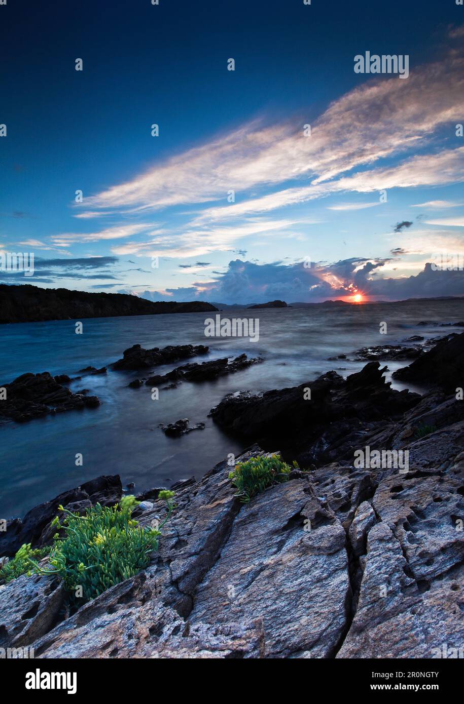 Sonnenuntergang in der Bucht von Spiaggia, Cala del Faro, Capo Ferro, Arzachena, Provinz Olbia-Tempio, Sardinien, Italien, Europa Stockfoto