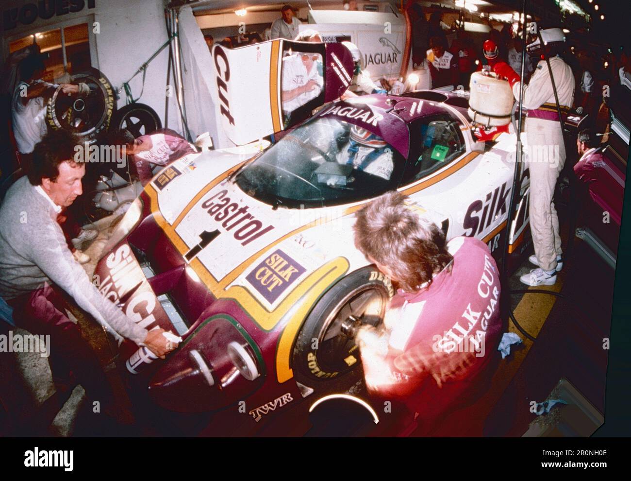 Das Silk Cut Team des Jaguar XJ220 Rennwagens am Boxenstopp in Le Mans, Frankreich 1993 Stockfoto