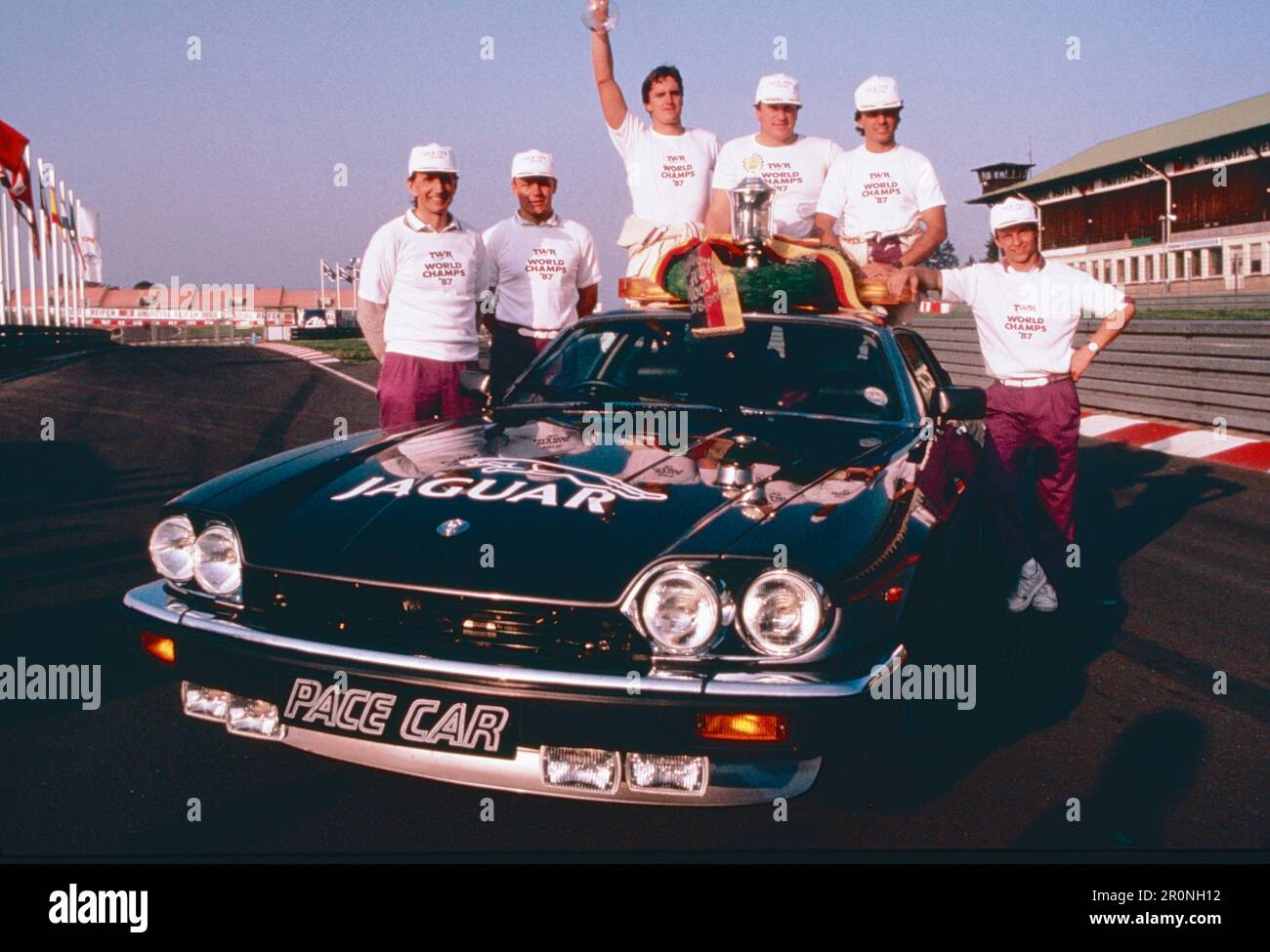 Das Siegerteam der Jaguar Pace Car Racing, TWR World Champs, 1987 Stockfoto