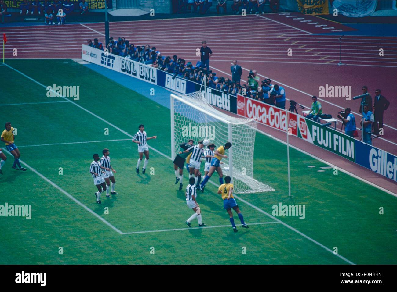 Costa Rica und die brasilianischen Fußballnationalmannschaften spielen um die Weltmeisterschaft, das Delle Alpi Stadium, Turin, Italien 1990 Stockfoto