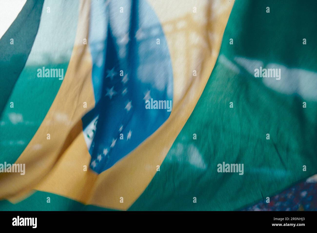 Die brasilianische Flagge, Costa Rica und die brasilianischen Nationalmannschaften spielen um die Weltmeisterschaft, das Delle Alpi Stadium, Turin, Italien 1990 Stockfoto