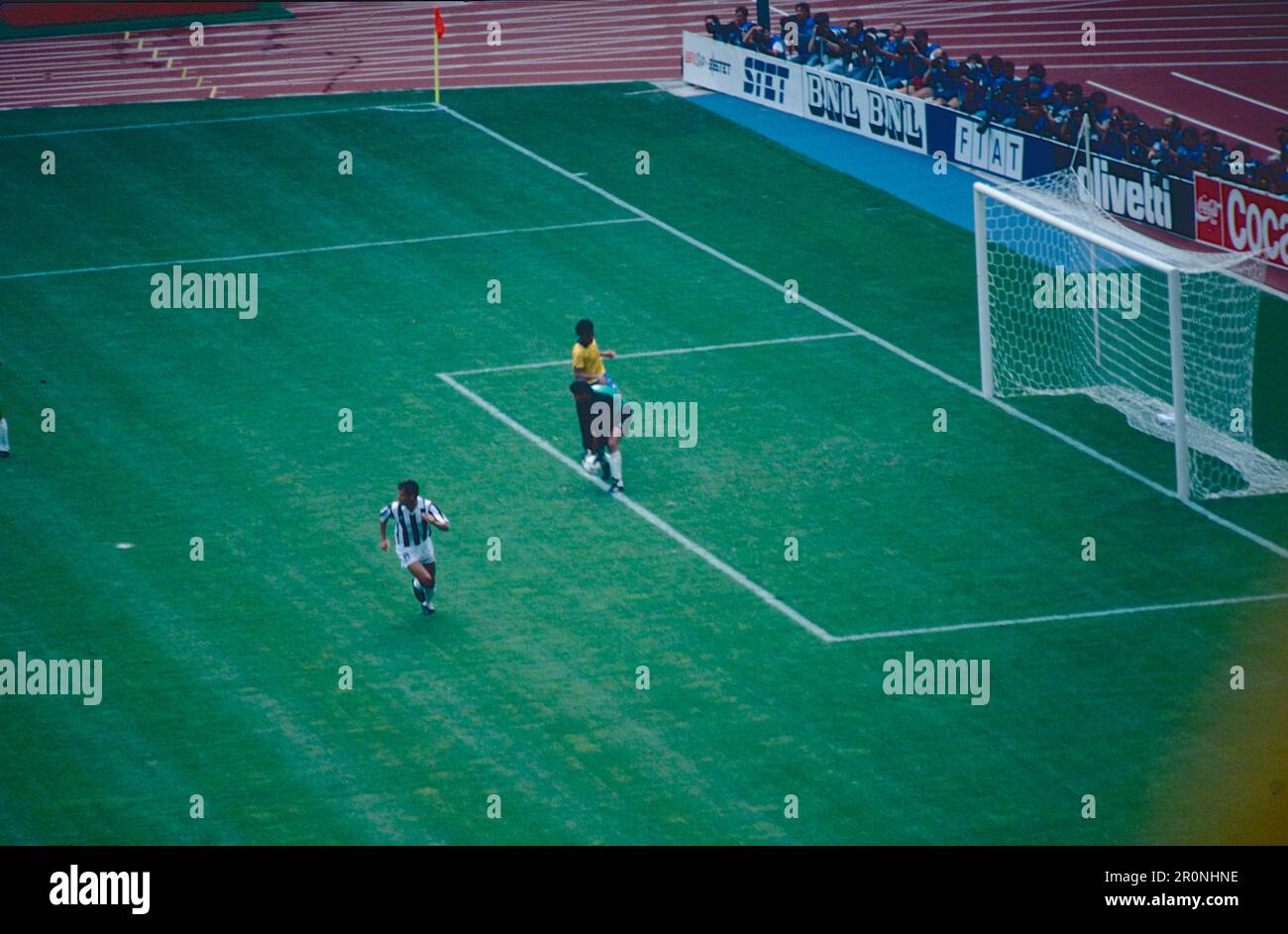 Costa Rica und die brasilianischen Fußballnationalmannschaften spielen um die Weltmeisterschaft, das Delle Alpi Stadium, Turin, Italien 1990 Stockfoto