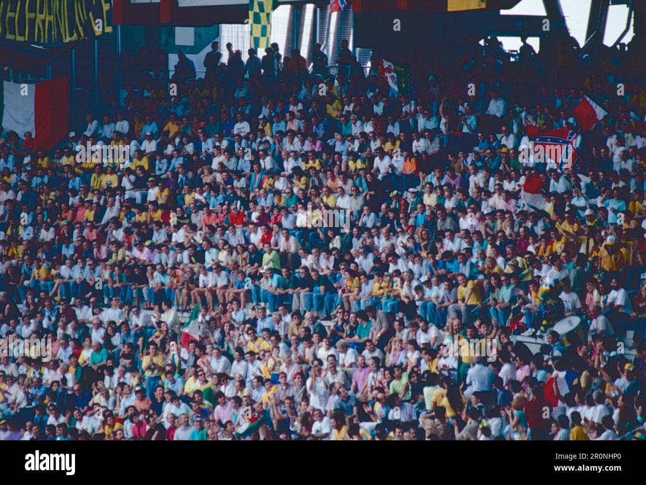 Die Fans, Costa Rica und die brasilianischen Nationalmannschaften spielen um die Weltmeisterschaft, das Delle Alpi Stadium, Turin, Italien 1990 Stockfoto
