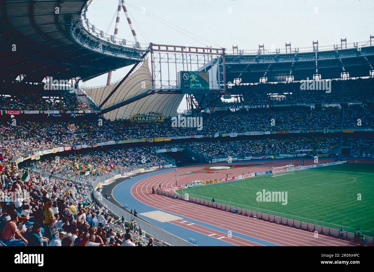 Die Fans, Costa Rica und die brasilianischen Nationalmannschaften spielen um die Weltmeisterschaft, das Delle Alpi Stadium, Turin, Italien 1990 Stockfoto