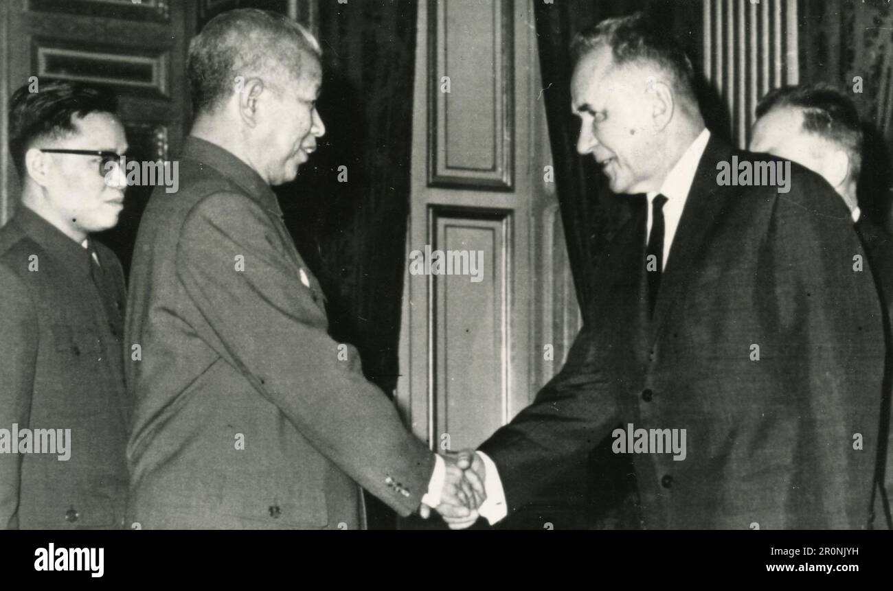 Der chinesische Botschafter in Frankreich schüttelt die Hand mit dem sowjetischen Premier Alexei Kosygin, Paris 1966 Stockfoto