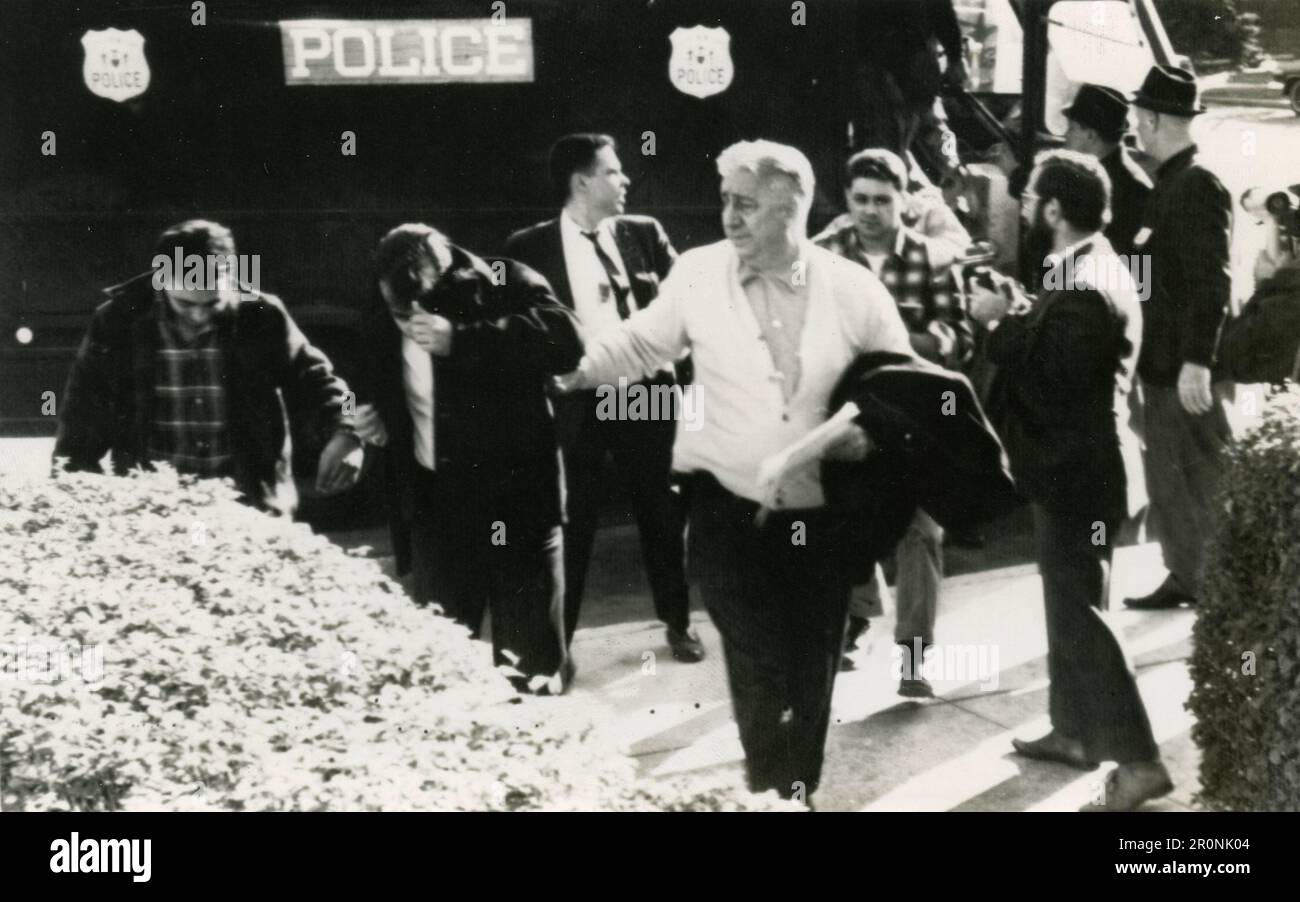 Polizei verhaftete Leute mit schweren Waffen, USA 1970er Stockfoto