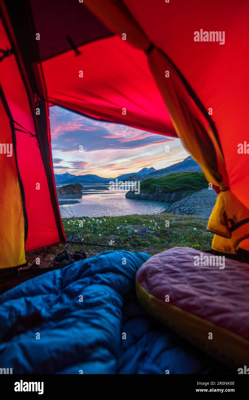 Island, Roadtrip, Mitsommernacht, Camping, Zelt, Mitternacht, Aussicht, Zimmer mit Aussicht Stockfoto