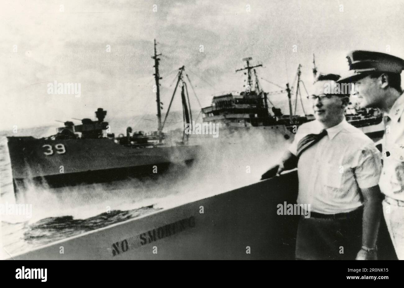 NASA-Bergungskommissar Jerry Hammack und Konteradmiral P.W. Jackson an Bord der USS Wasp, USA 1966 Stockfoto