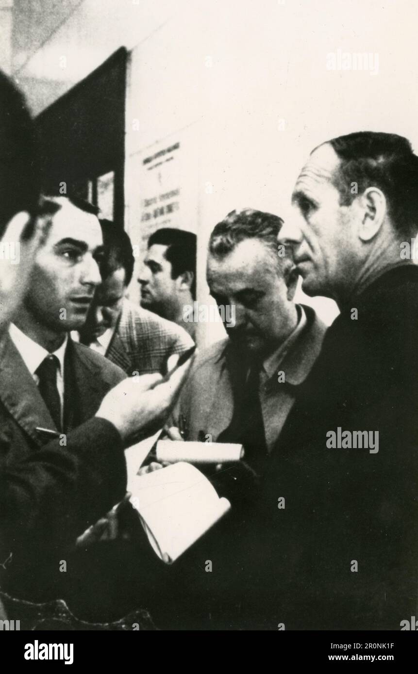 Unbekannte italienische Fußballnationalmannschaft und Journalisten, Italien 1966 Stockfoto
