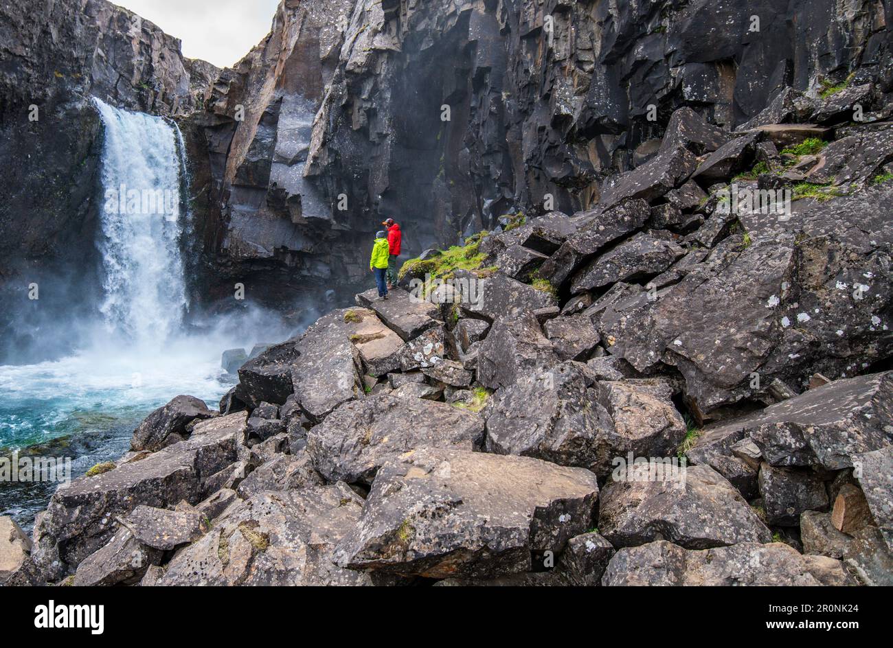 Island, Roadtrip, Sommernacht, Wandern, Wasserfall Stockfoto