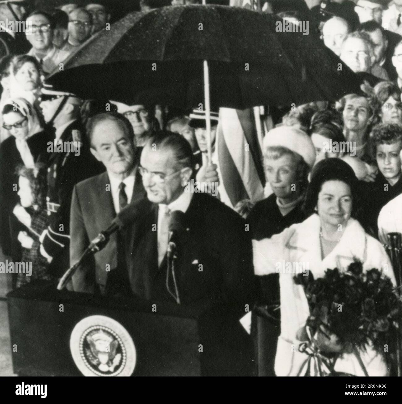 US-Präsident Lyndon Johnson mit seiner Frau und Vizepräsident Humphrey, der in Washington, USA 1965, vor der Menge spricht Stockfoto