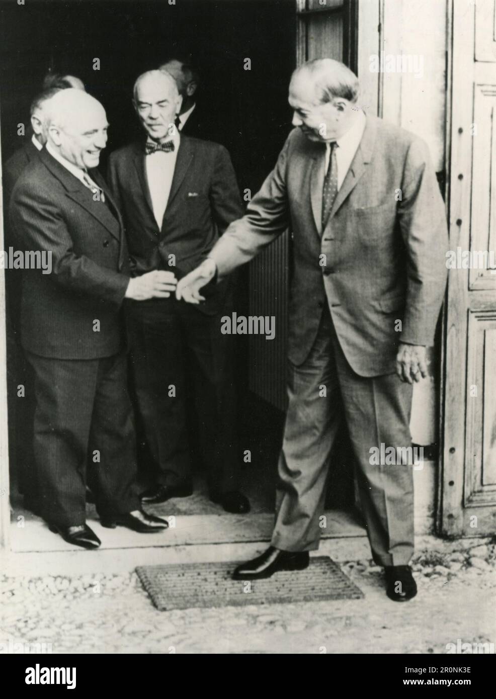 Der italienische Außenminister Amintore Fanfani und der amerikanische Chef entwaffnen William C. Foster sagen Goodby nach privaten Gesprächen, Genf Schweiz 1965 Stockfoto