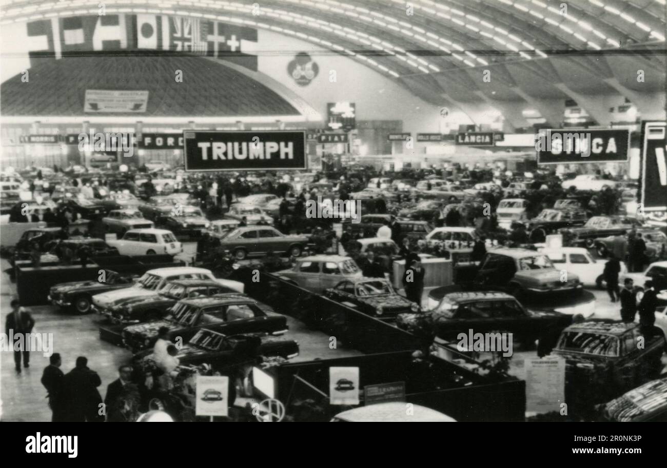 Blick auf die Halle der 48. International Motor Show, Turin, Italien 1966 Stockfoto