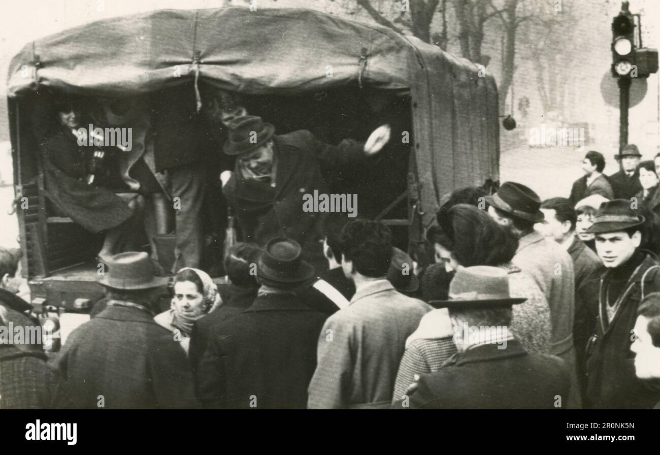 Bürger, die wegen eines langen Streiks Nottransport der Armee nutzen, Turin, Italien 1966 Stockfoto