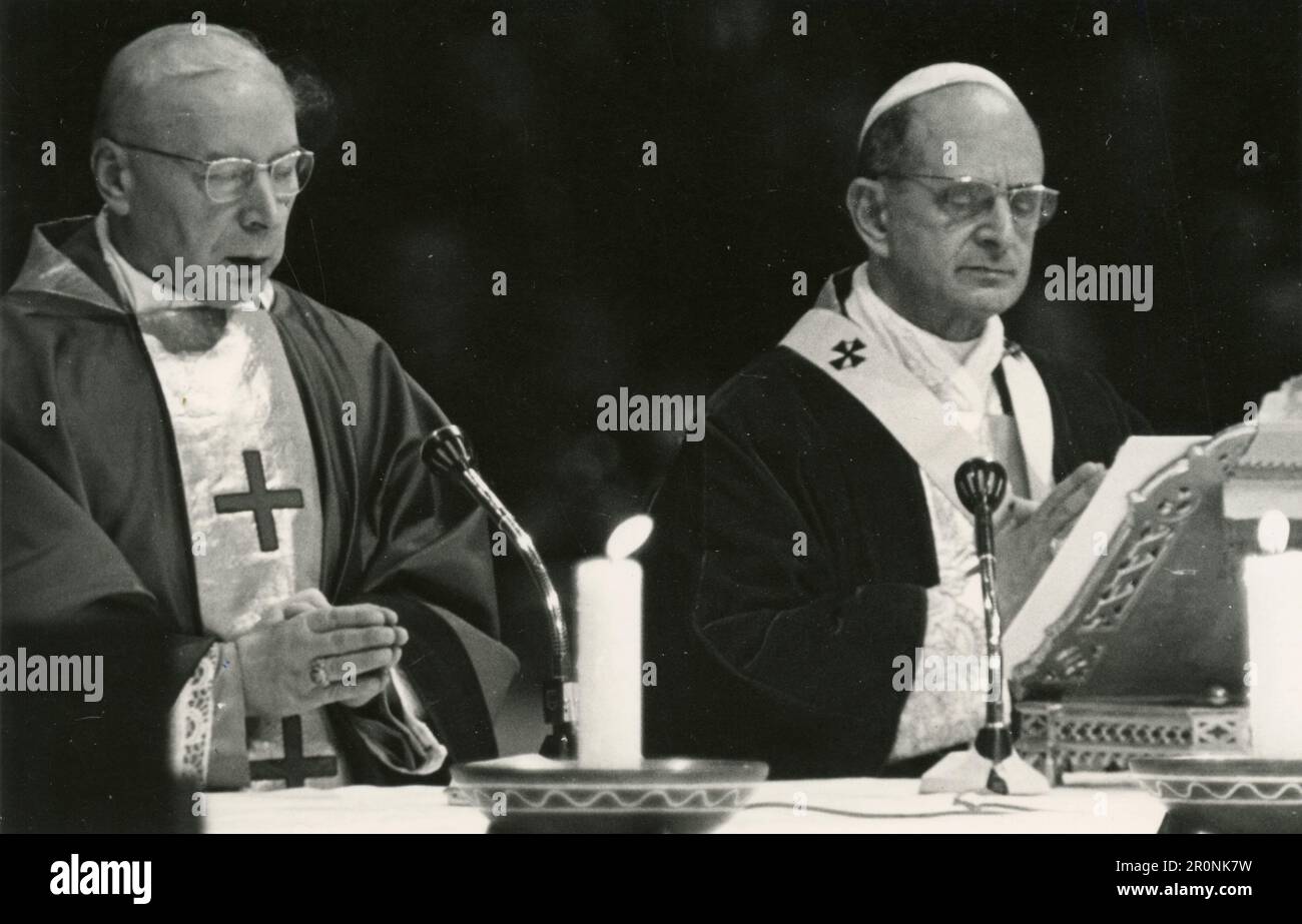 Papst Paul VI. Feiert die Messe mit einem anderen Spitzenpriester, Vatikanstadt 1965 Stockfoto