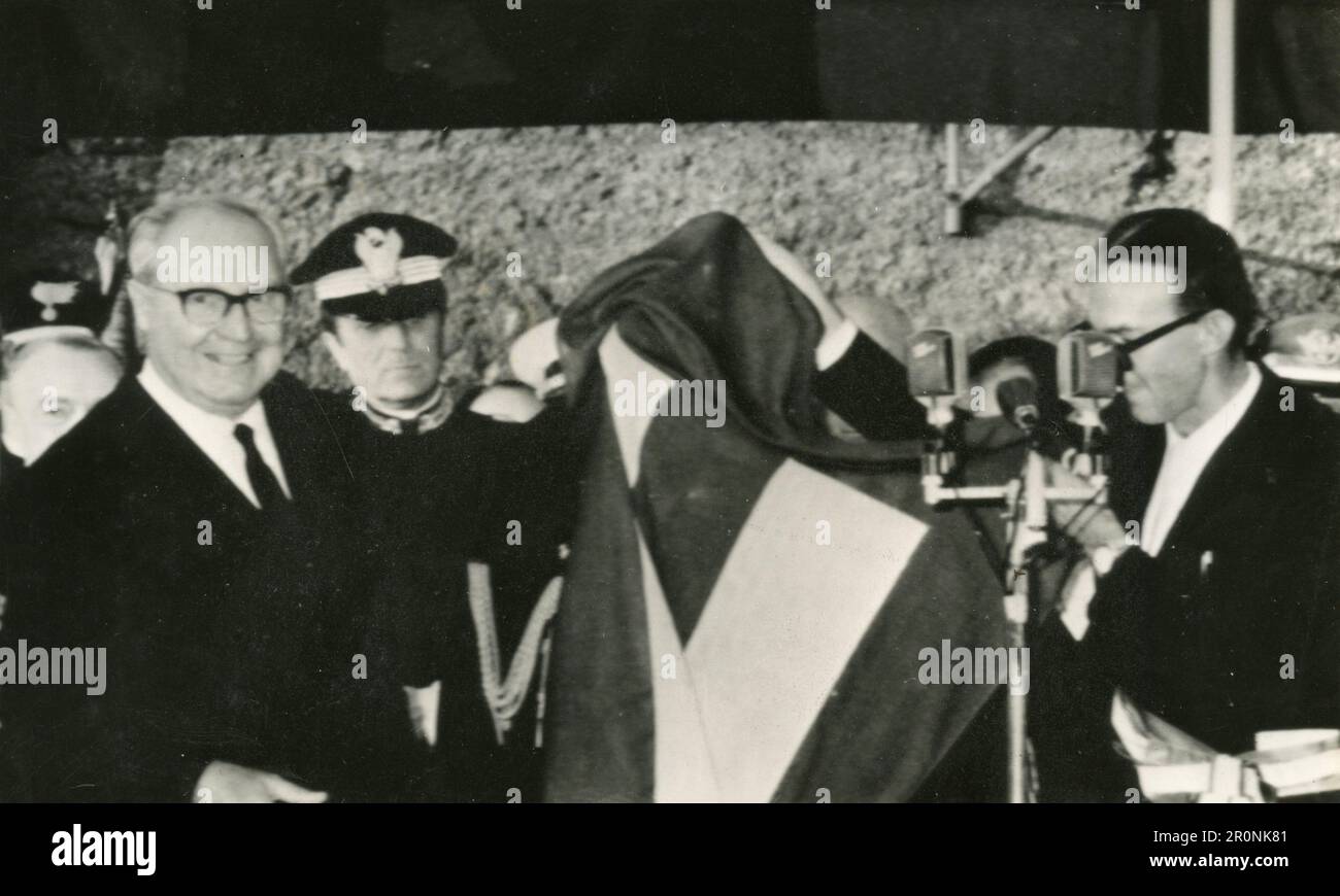 Der italienische Präsident der Republik Giuseppe Saragat erhält eine Flagge vom Bürgermeister von Osoppo, Italien 1966 Stockfoto