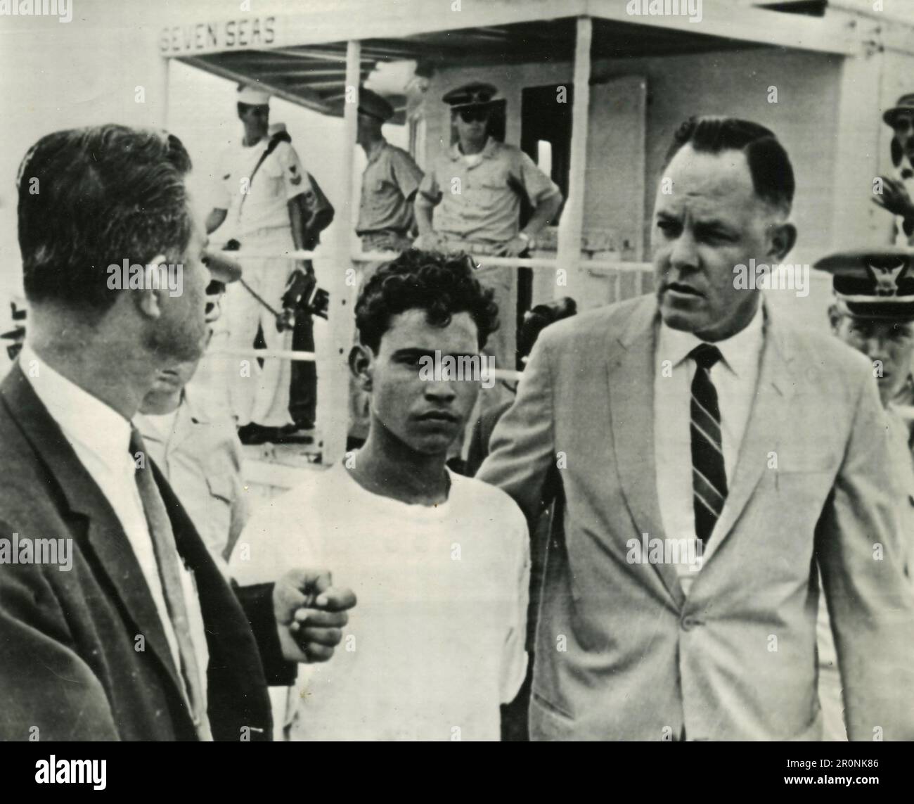 Honduras Matrose Elvin Burywaise mit Bundesbeamten, nachdem er das Frachtschiff Seven Seas, Key West USA 1965, verlassen hat Stockfoto