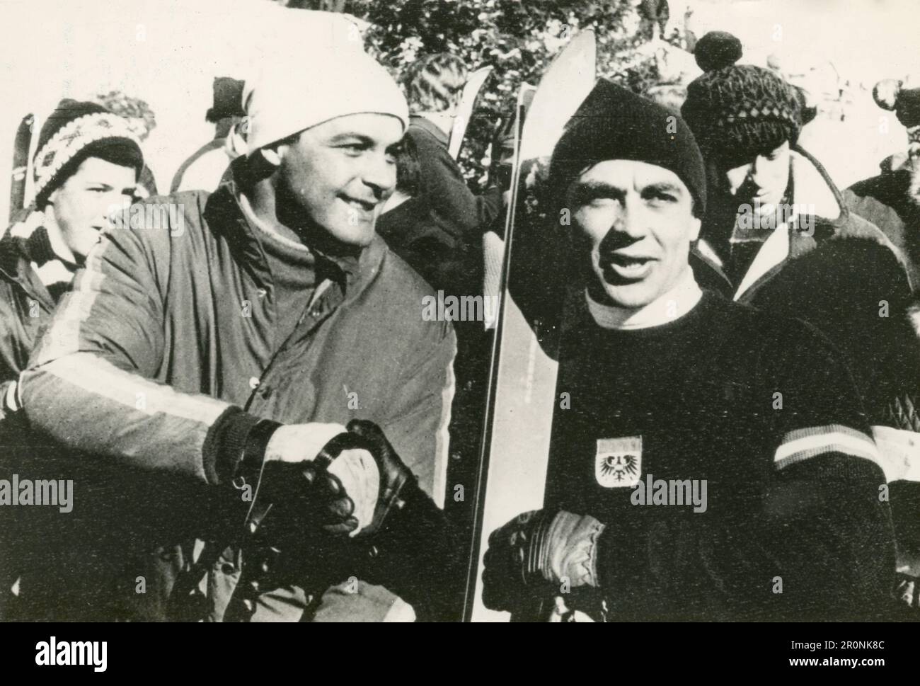 Der österreichische Alpenski-Rennfahrer Toni Sailer gratuliert Karl Schranz, nachdem er die Lauberhorn Alpine Combination gewonnen hat, Wengen Switzerland 1966 Stockfoto