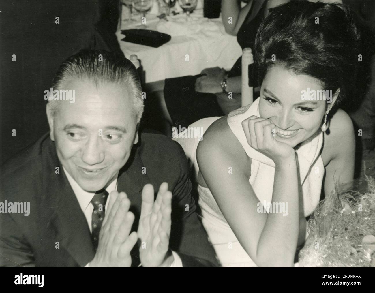 Unbekanntes Paar bei der Preisverleihung, Italien 1960er Stockfoto
