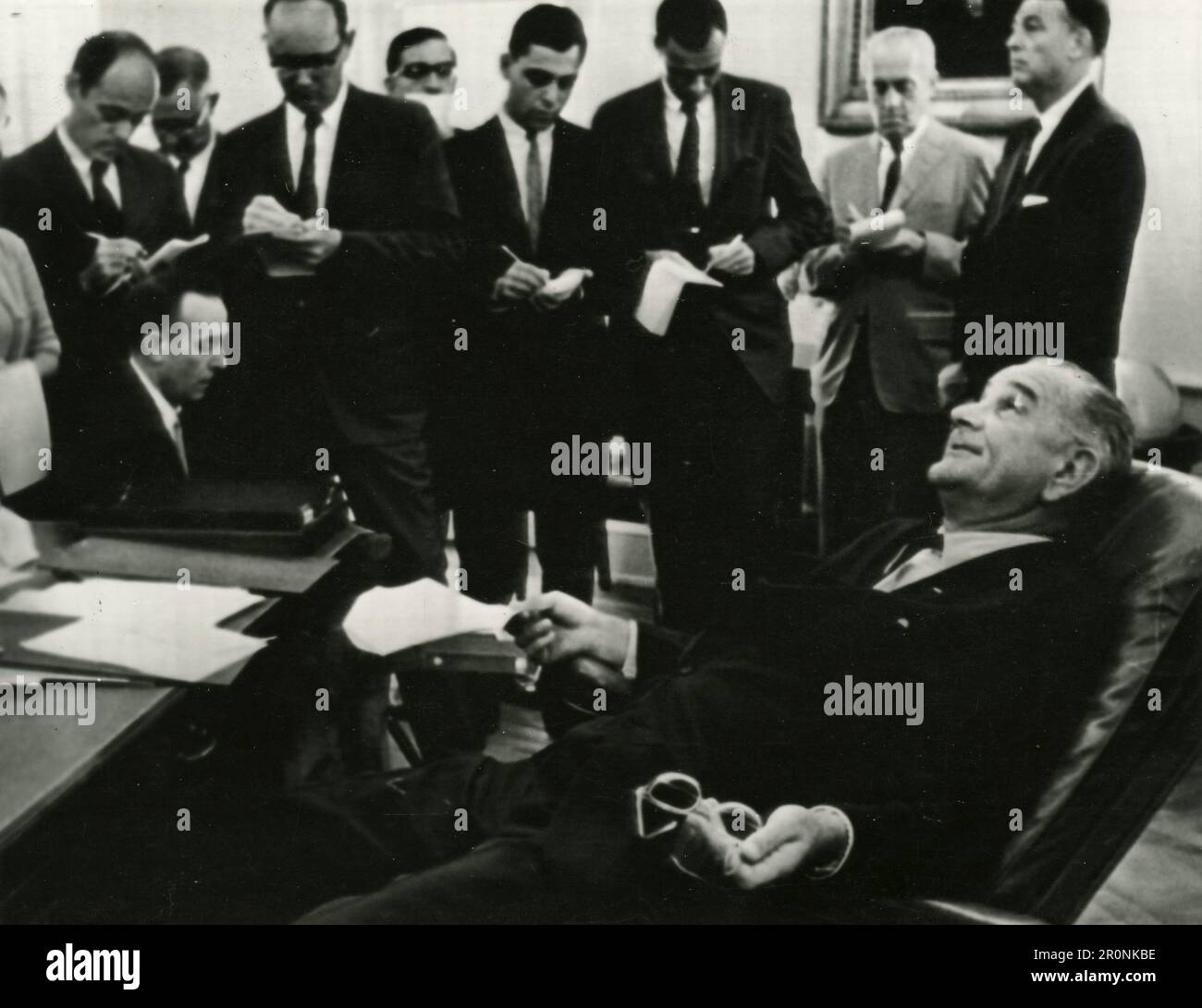 US-Präsident Lyndon Johnson mit Journalisten, Washington, USA 1965 Stockfoto