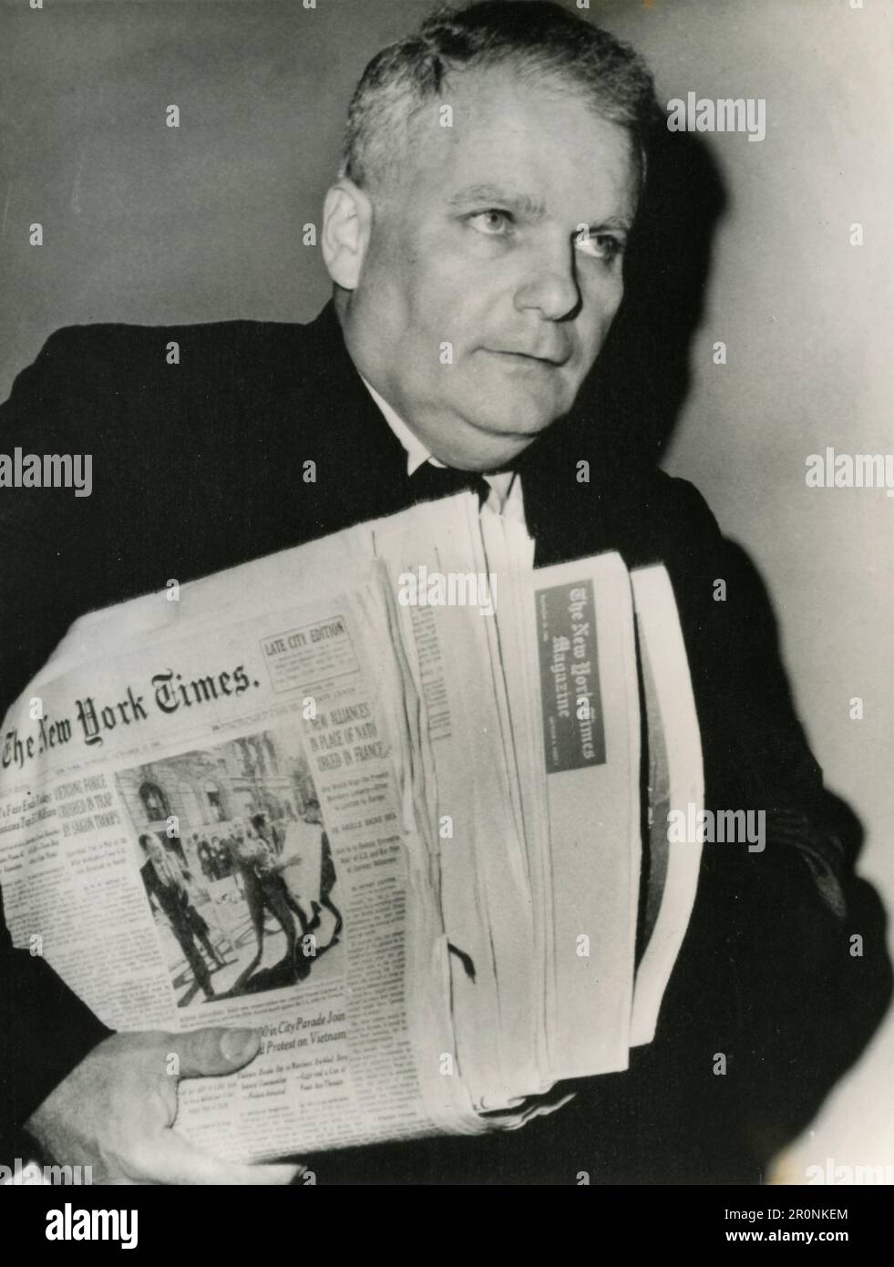 Ein Mann, der die New York Times Zeitung, USA 1965 trägt Stockfoto