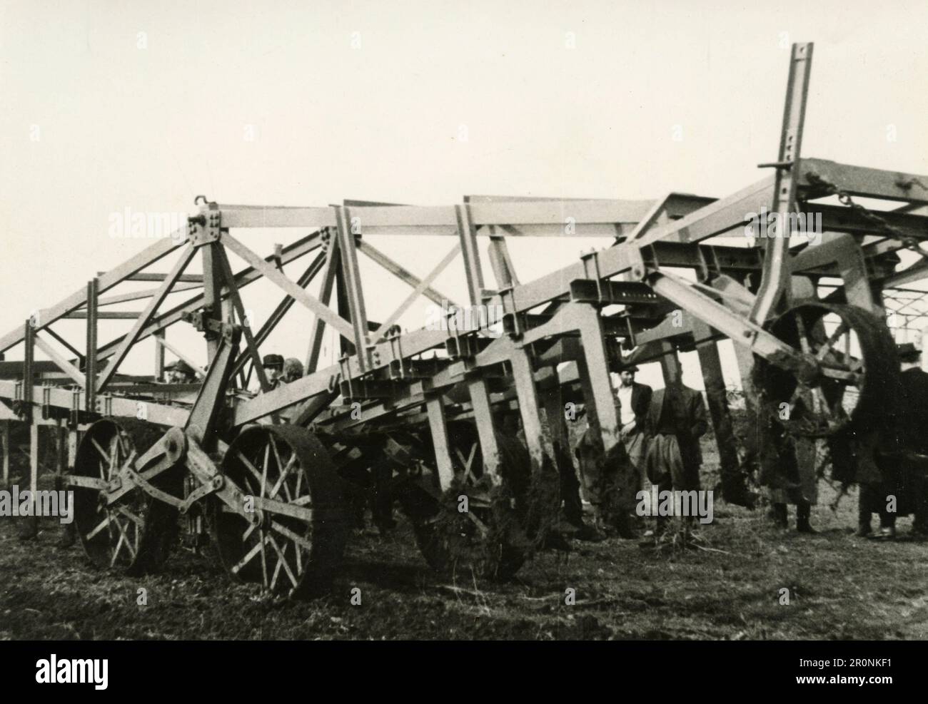 Riesige Metallkonstruktion mit Rädern, Aprilia, Italien 1947 Stockfoto