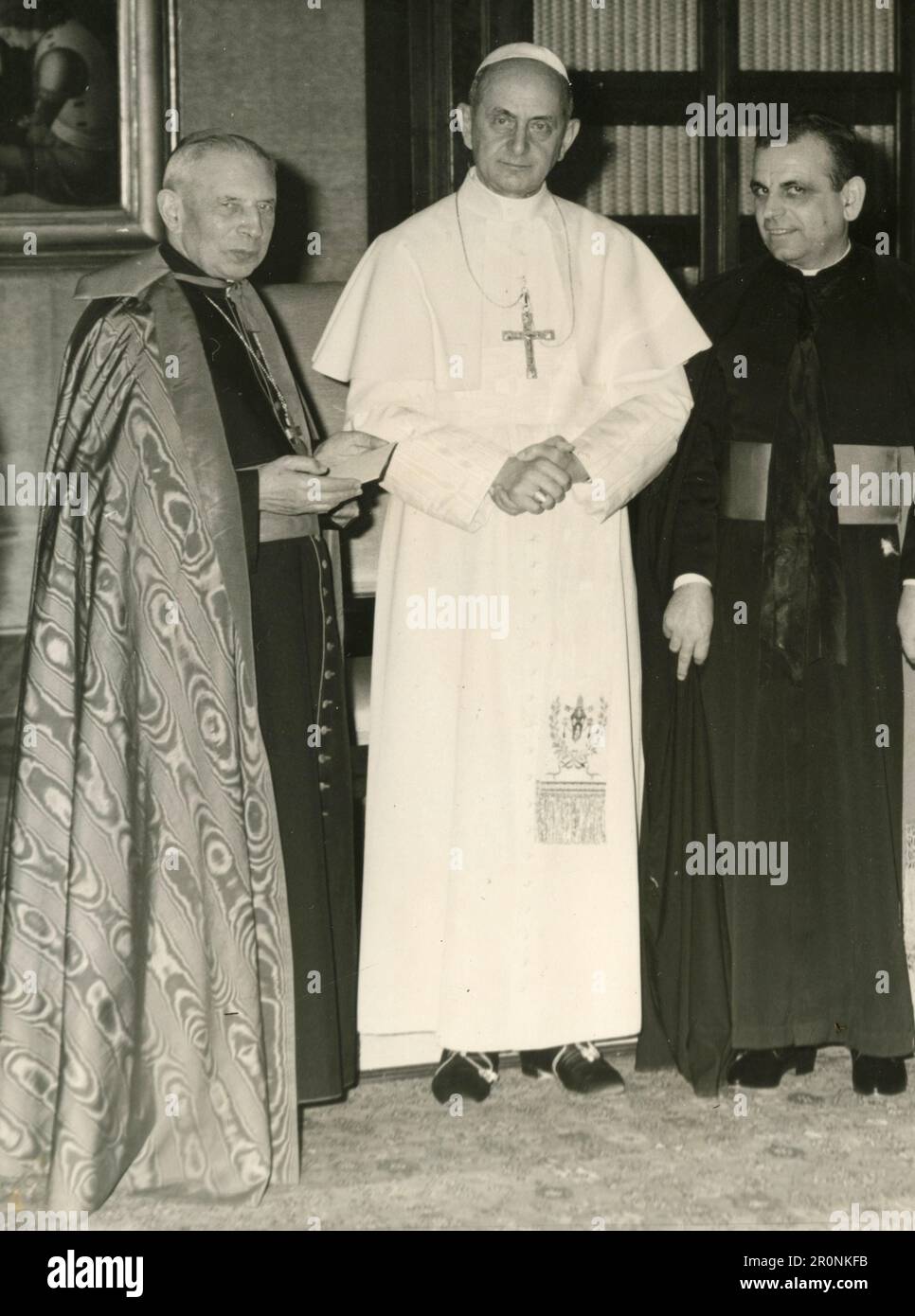 Papst Paul VI. Posiert mit zwei Kardinälen, Vatikanstadt 1965 Stockfoto