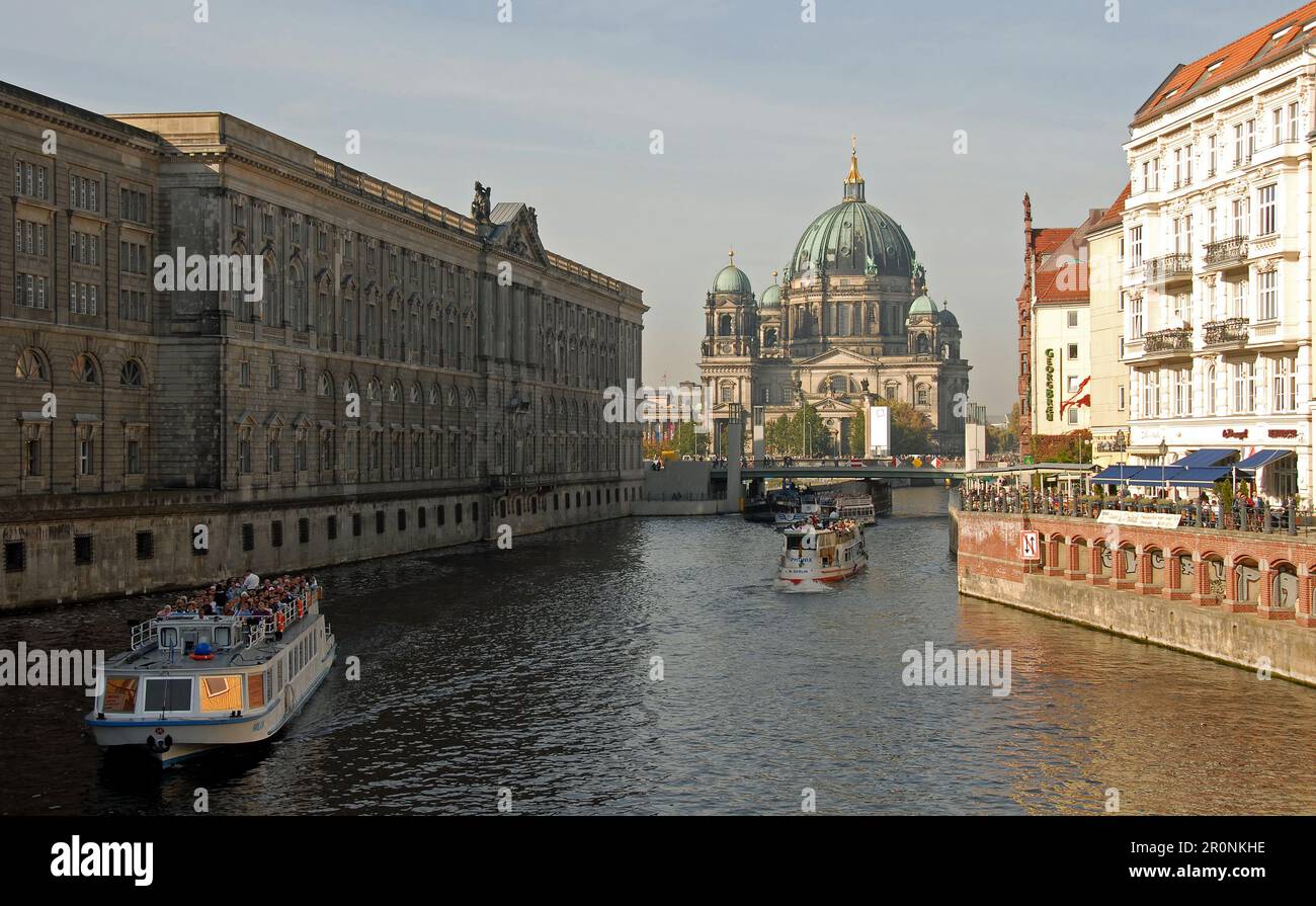 Berlin, Deutschland: Die Spree im Zentrum Berlins. Stadtbibliothek (links), Berliner Domkirche (Mitte) und Nikolaiviertel (rechts). Stockfoto