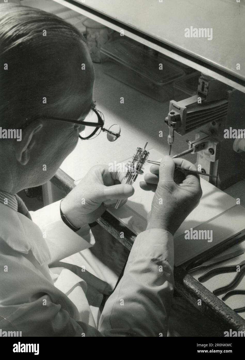 Techniker, der die Kathode mit anderen Elektroden einer Elektronenpistole mit beweglichem Wellenrohr verbindet, UK 1966 Stockfoto