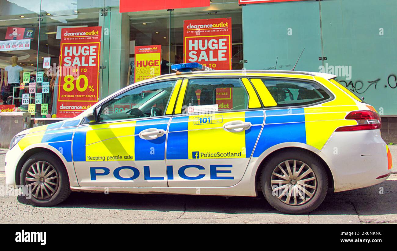 Polizeiauto vor Verkaufsschildern Stockfoto