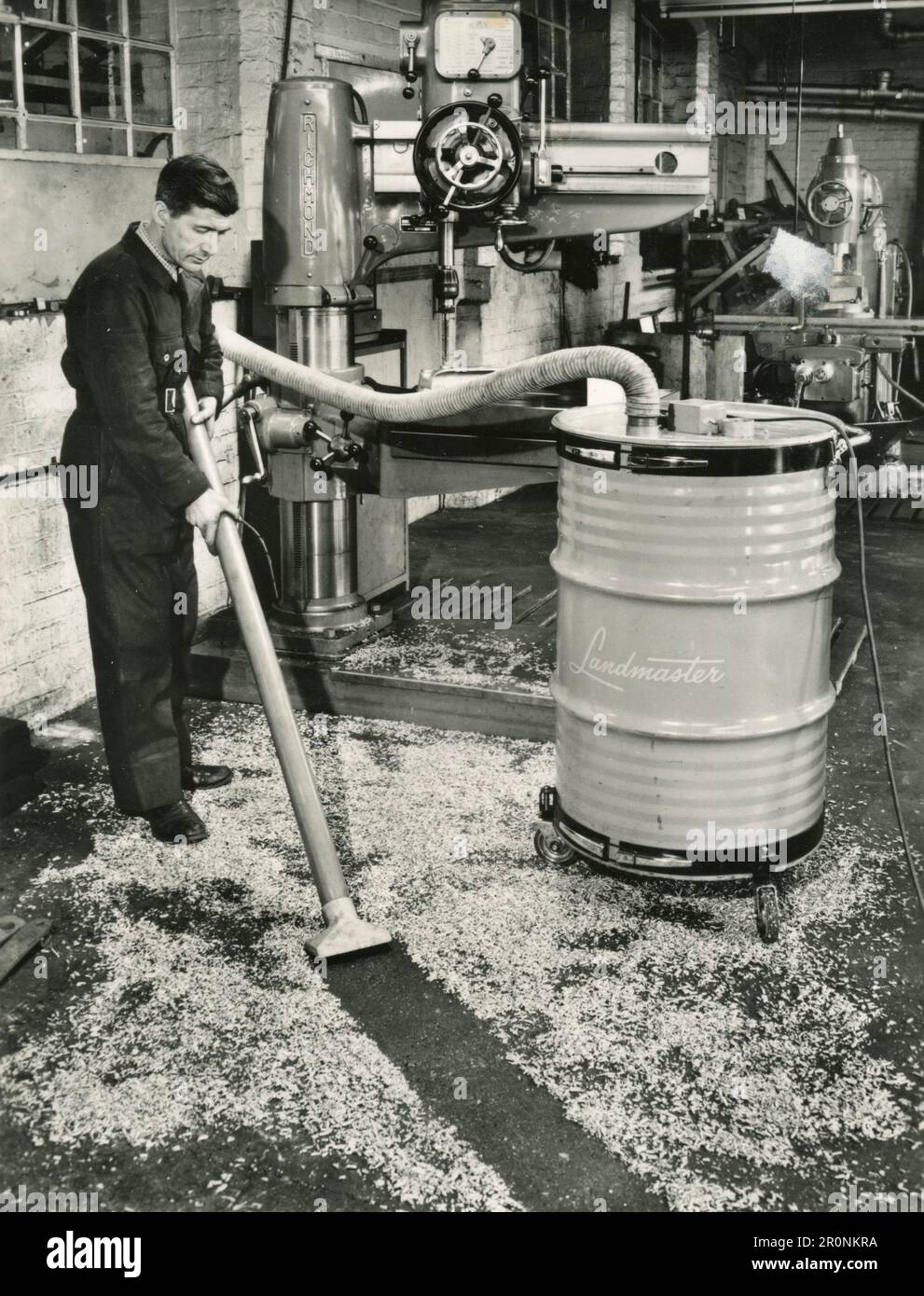 Arbeiter, der einen Industriesauger bedient, von Landmaster Ltd, UK 1966 Stockfoto