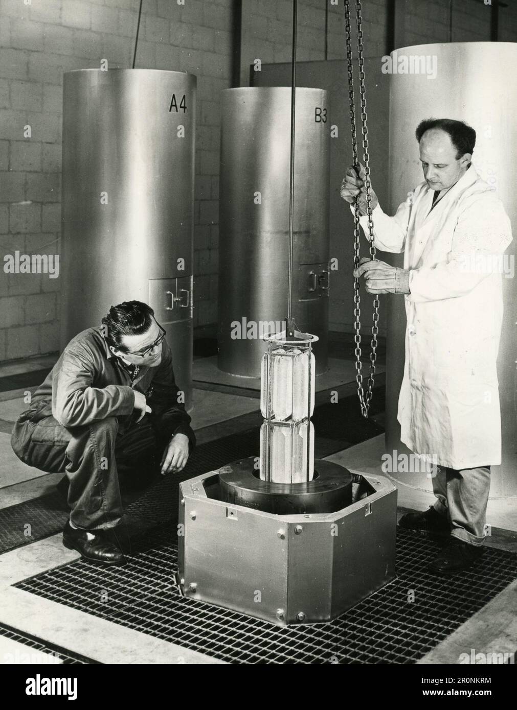 Neu geformter synthetischer Quarz wird nach dem Anbau aus dem Stahlzylinder (UK 1966) gehoben Stockfoto
