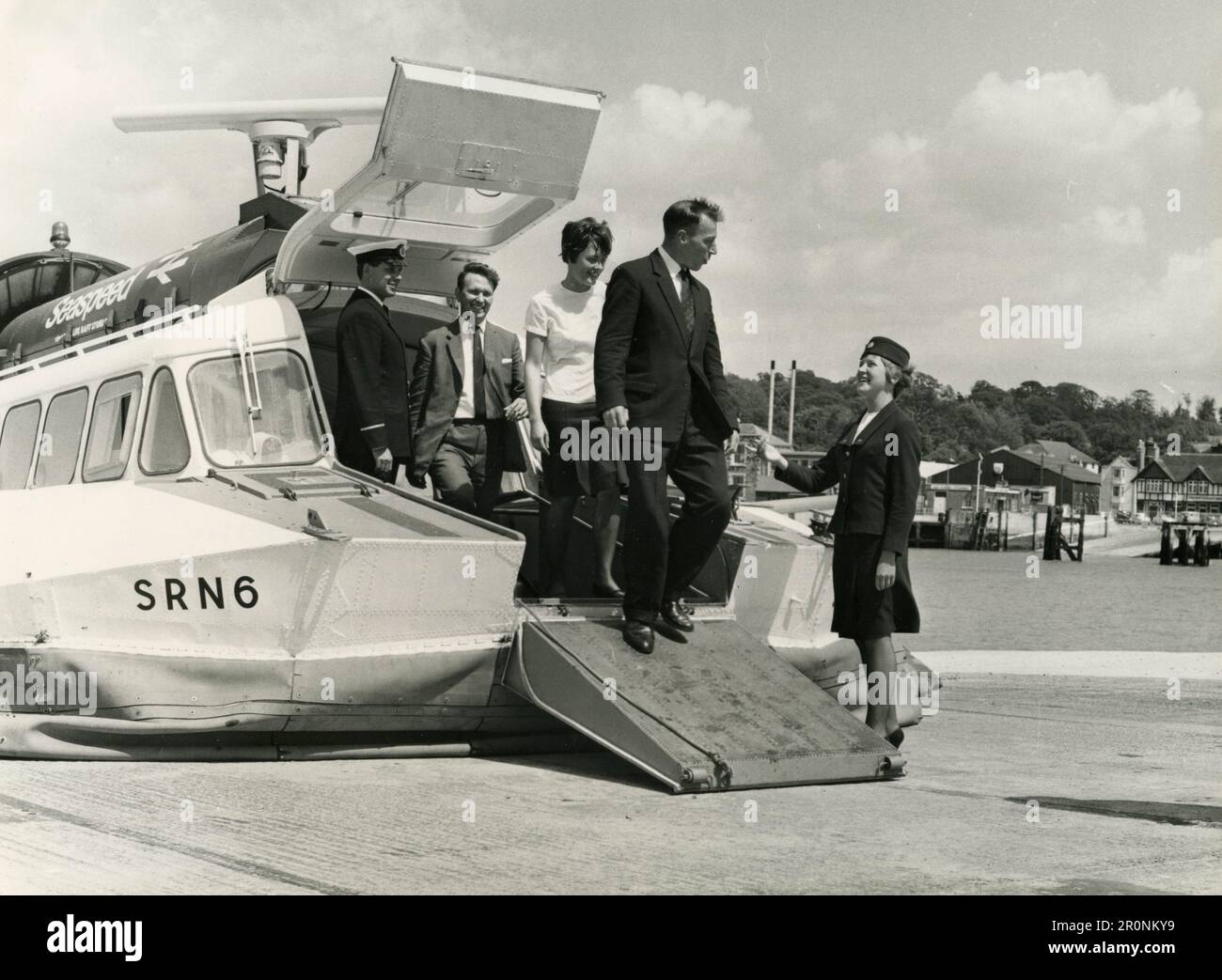 Passagiere, die von einem Luftkissenboot SR.N6 des British Rail Seaspeed Service zwischen Southampton und Cowes, UK 1966, aussteigen Stockfoto