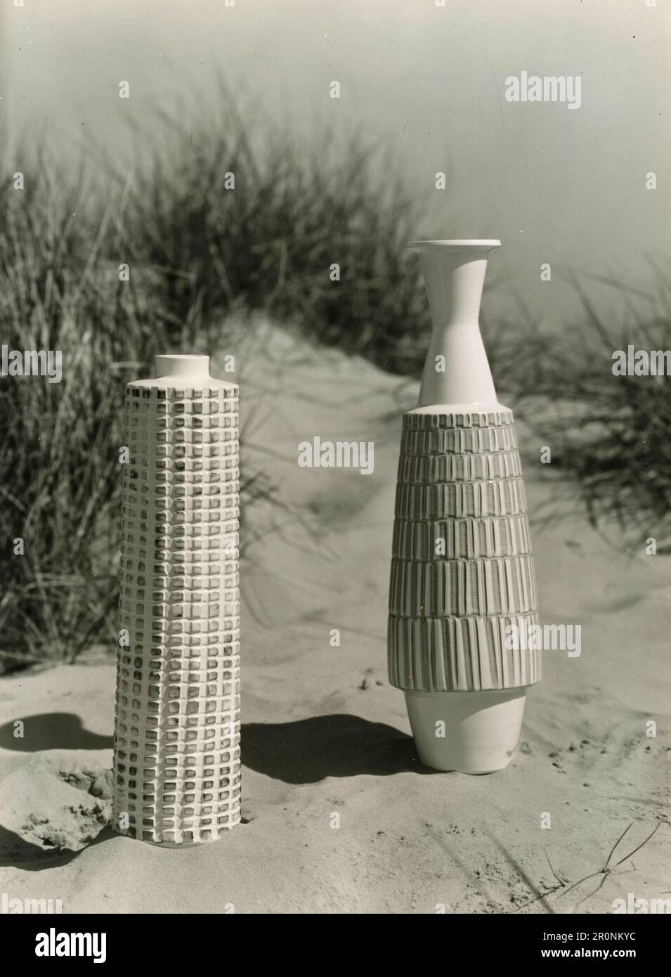 Zwei handgeschnitzte und handbemalte Vasen von der Craft Section von Poole Pottery Ltd., England 1966 Stockfoto