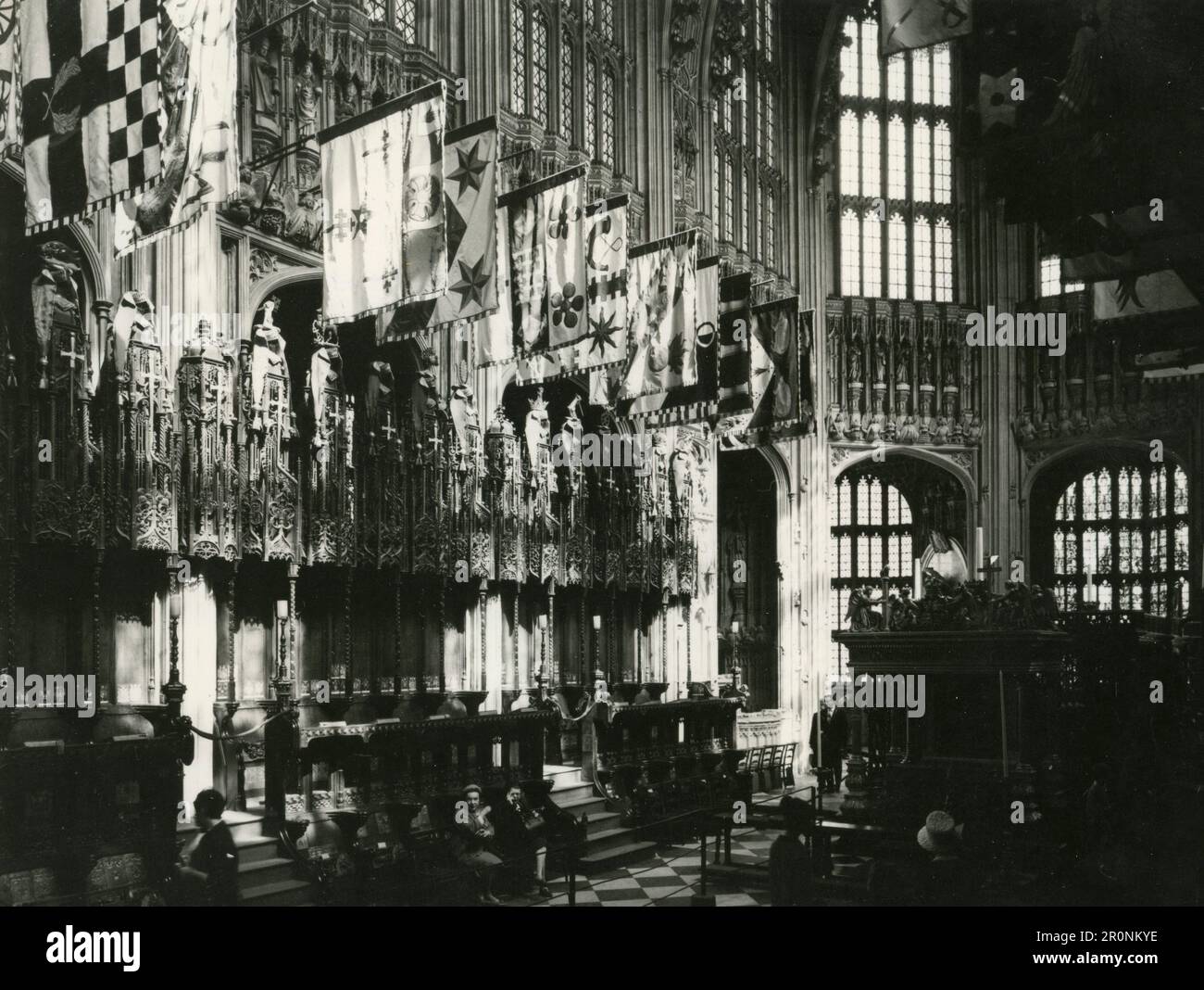 Innenansicht von Heinrich VII's Chapel in Westminster Abbey mit Bannern der Ritter des Bades, die über dem Stand hängen, London England, 1965 Stockfoto