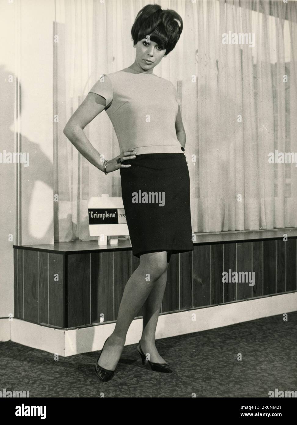 Modemodell in einem zweifarbigen Kleid in Crimplene von Gordon LTD, England 1966 Stockfoto