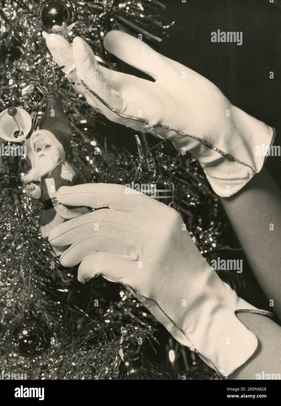 Weiße Kinderhauthandschuhe und Goldsiegel von Amedeo Perrone, Italien 1965 Stockfoto