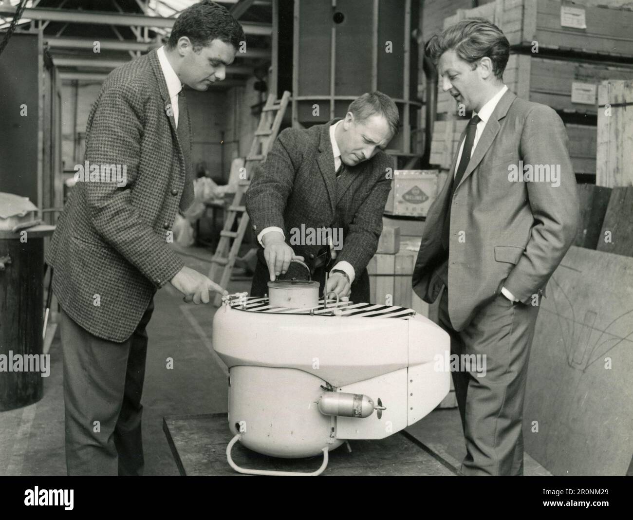 Ein Team von Ingenieuren, das ein maßstabsgetreues Modell des Tieftauchs-U-BOOTS SURV, UK 1966, untersucht Stockfoto