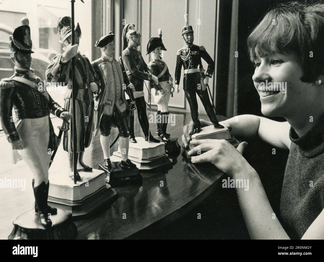 Ausstellung neuer Designs und Muster historischer und päpstlicher Figuren von Worchester Royal Porcelain, London, England 1966 Stockfoto