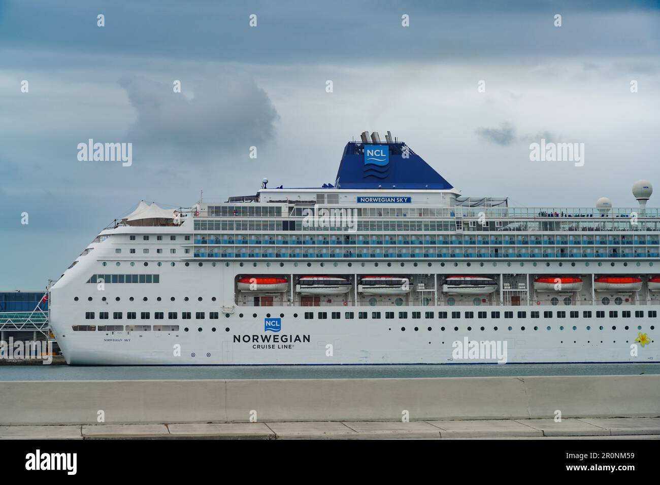 MIAMI BEACH, FL, -17. FEBRUAR 2023 - View of the Norwegian Pearl, ein Kreuzfahrtschiff, das von Norwegian Cruise Lines (NCL) in Port Miami in Florida, den Larges, betrieben wird Stockfoto