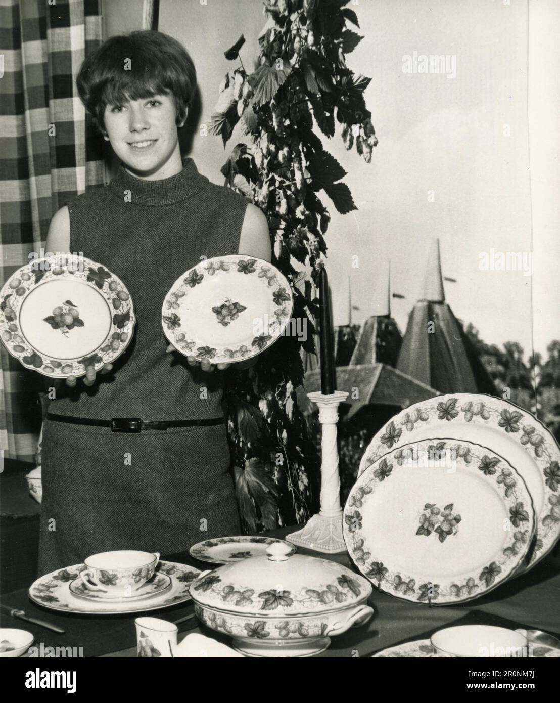Ausstellung neuer Designs und Muster von geschirr aus china von Worchester Royal Porcelain, London, England 1966 Stockfoto