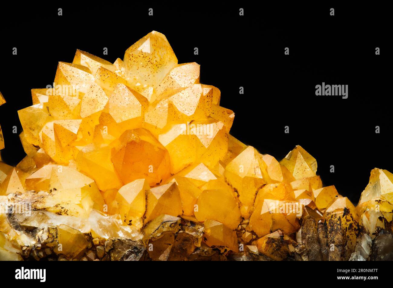 Zitronengelb-Quarz-Makro mit Detailtexturhintergrund. Nahaufnahme von rohem, unpoliertem Halbedelstein Stockfoto