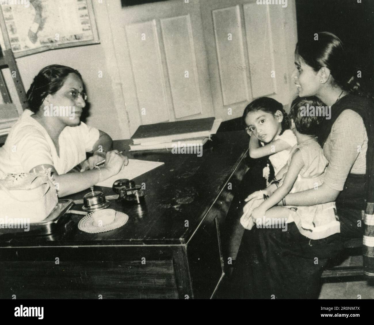 Eine Ärztin in einer Familienplanungsklinik in Neu-Dehli, Indien 1965 Stockfoto