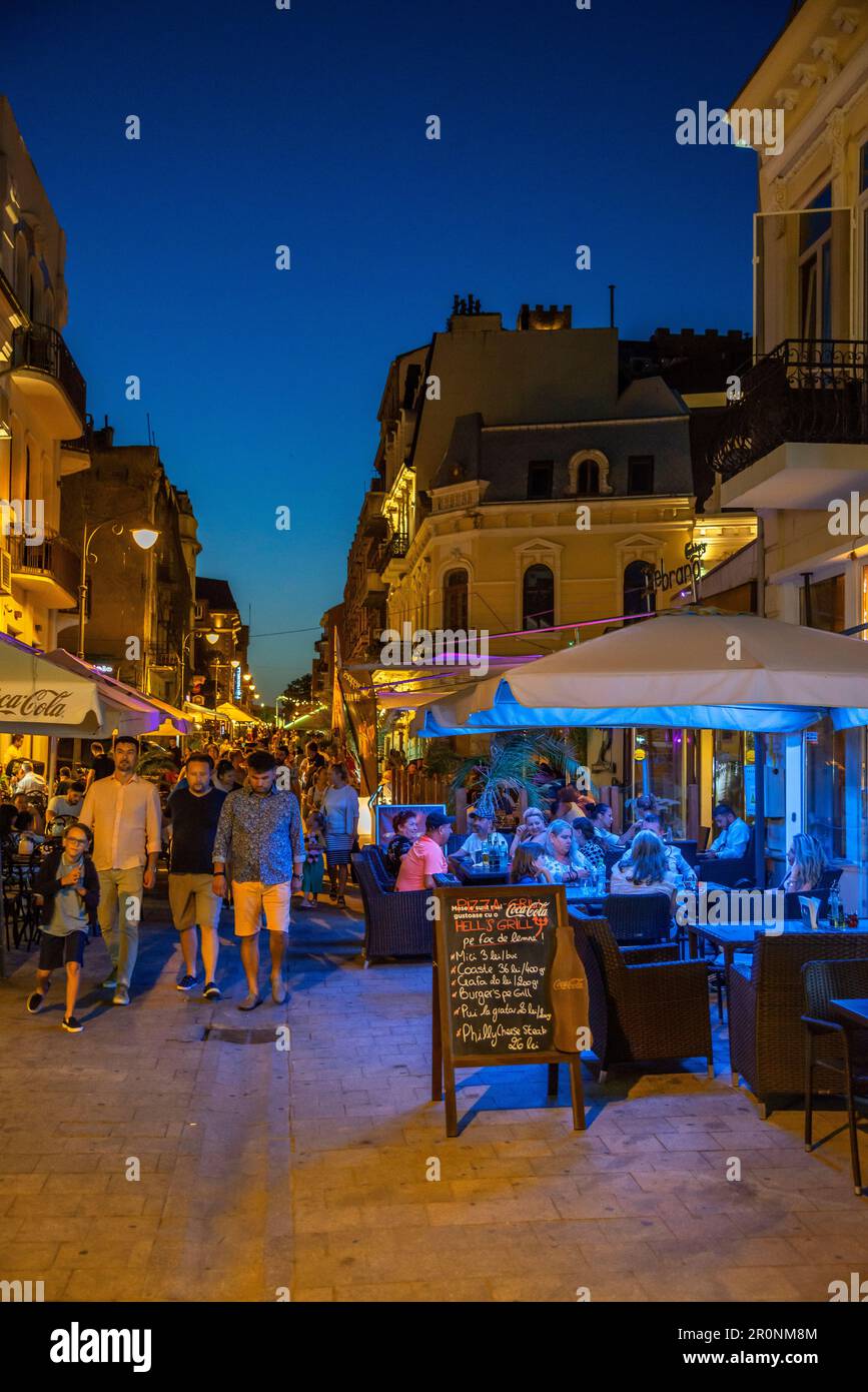 Restaurants in der Strada Mircea cel Bătrân in der Altstadt von Konstanta am Abend, Dobruja, Schwarzmeerküste, Rumänien Stockfoto