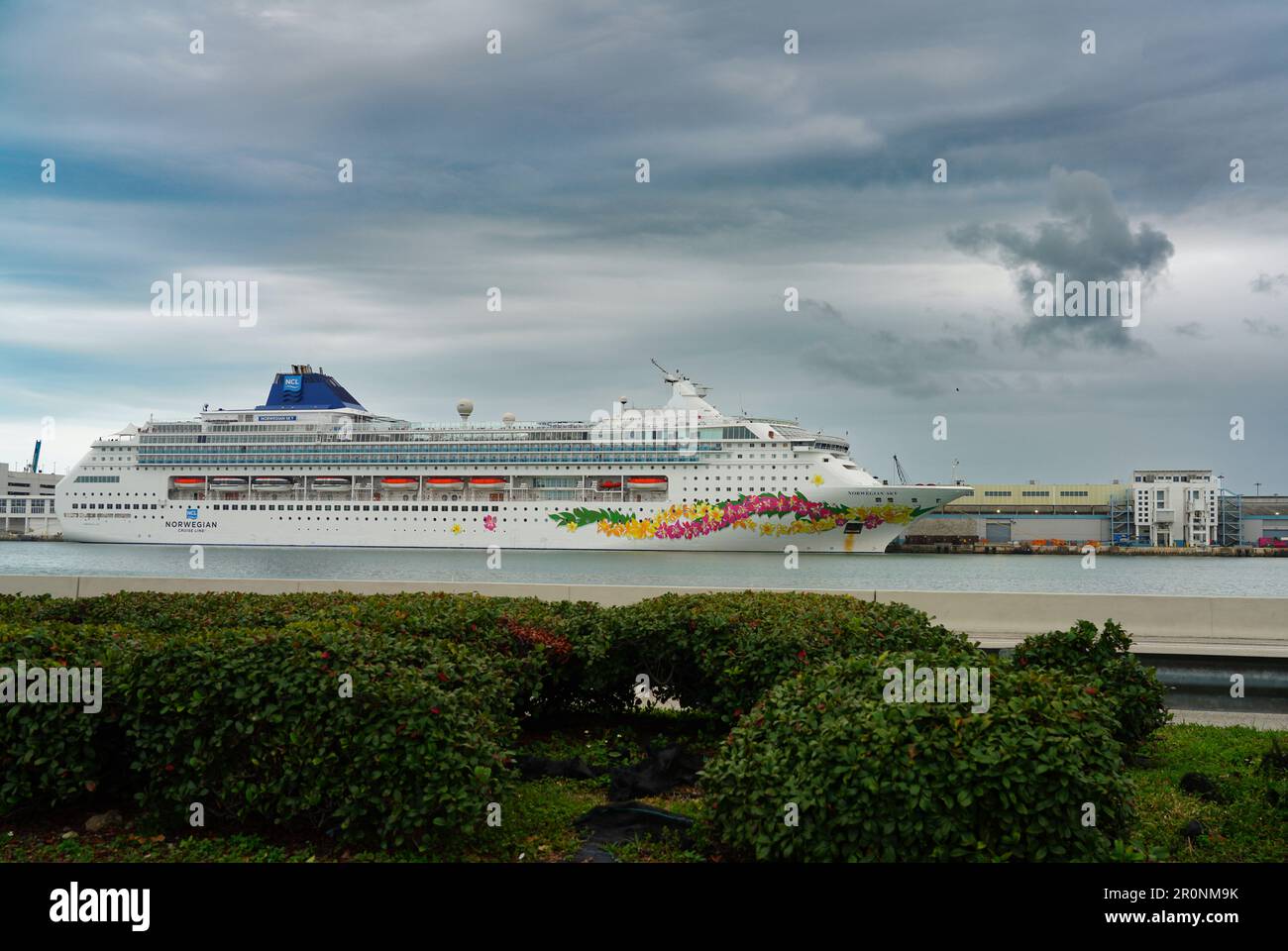 MIAMI BEACH, FL, -17. FEBRUAR 2023 - View of the Norwegian Pearl, ein Kreuzfahrtschiff, das von Norwegian Cruise Lines (NCL) in Port Miami in Florida, den Larges, betrieben wird Stockfoto