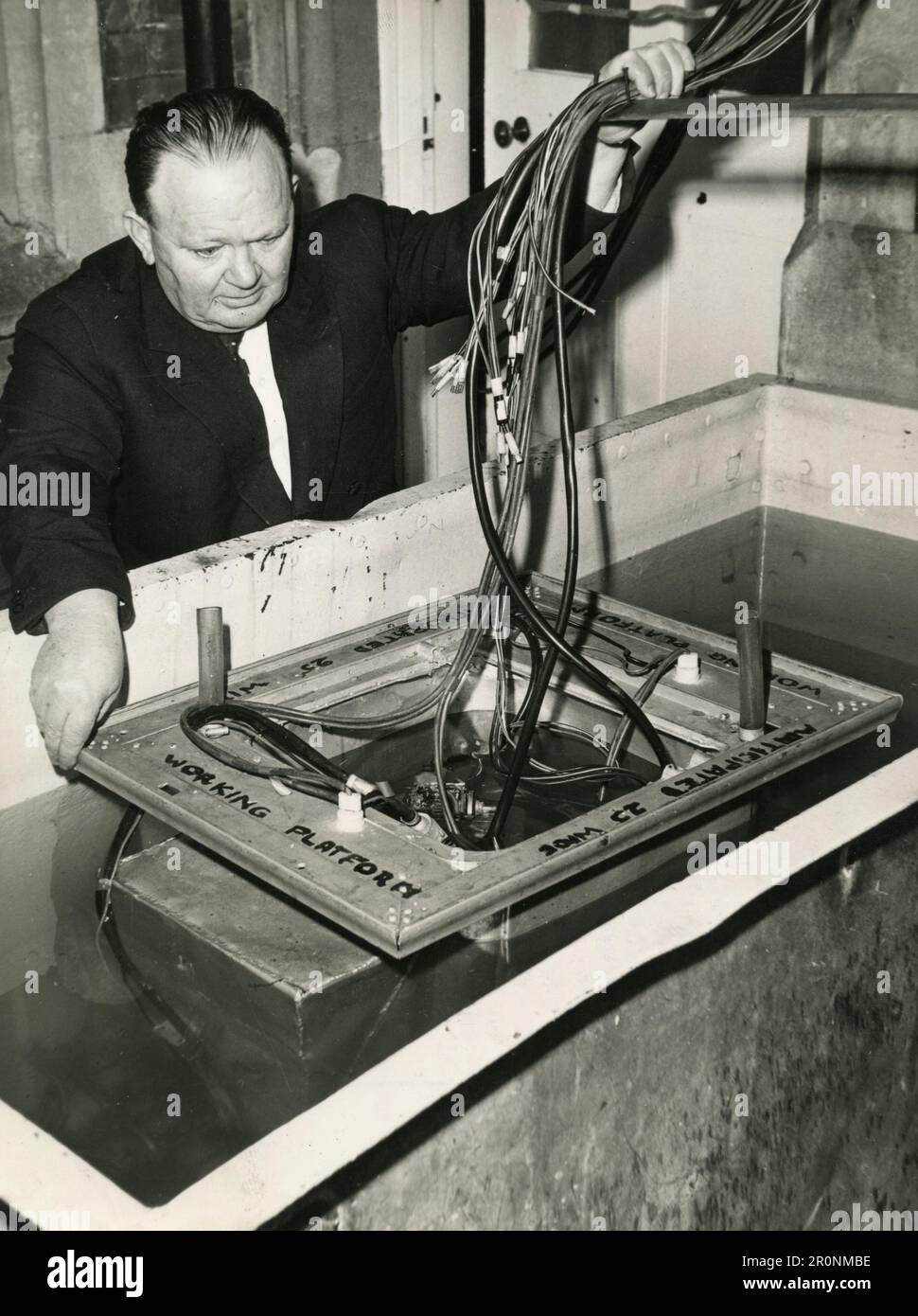 Herr Israel Finn testet sein Sea Dry Device auf Auftrieb in einem kleinen Wassertank, UK 1965 Stockfoto