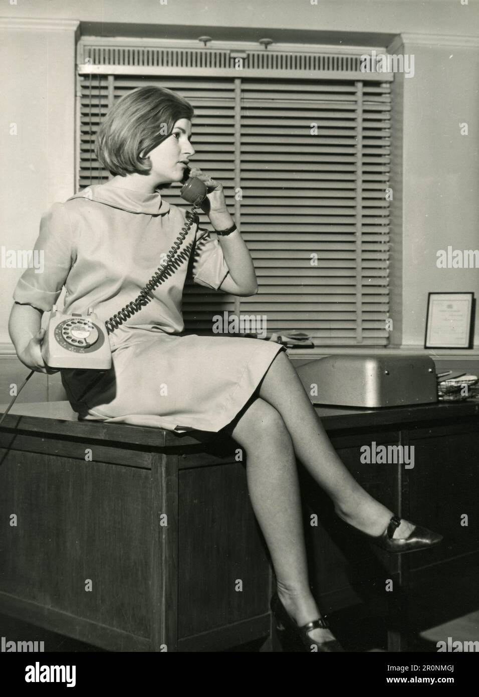 Modemodell trägt einen Overall aus Nylon, England 1965 Stockfoto