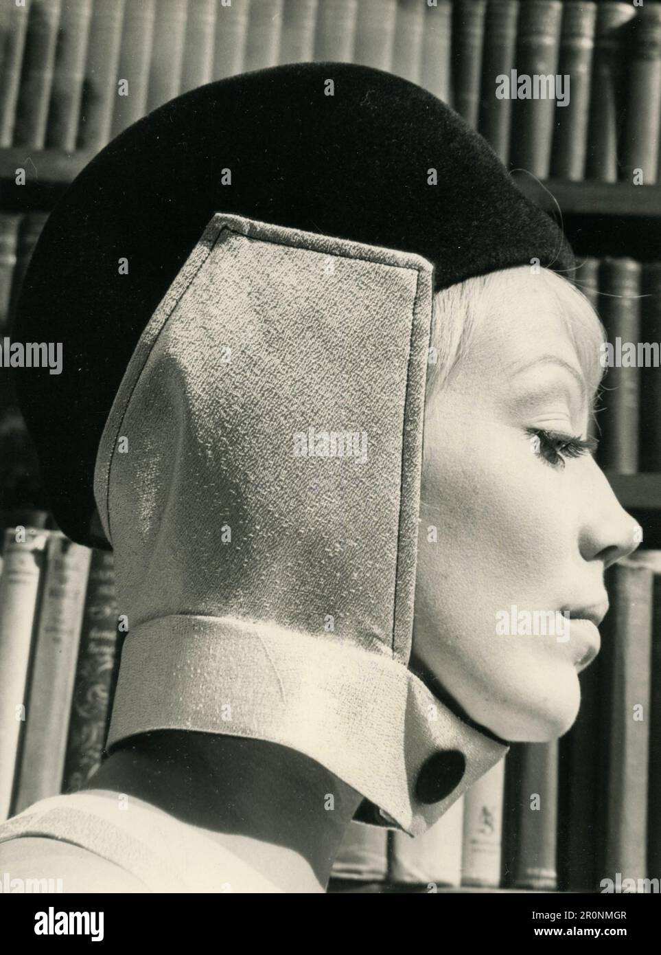 Modemodell mit Schleifenlocken-Mütze, England 1966 Stockfoto