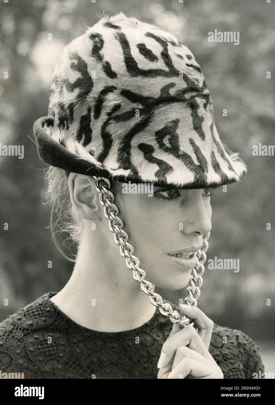 Modemodell trägt einen Tigertrilby von der britischen Designerin Simone Mirman, England 1965 Stockfoto