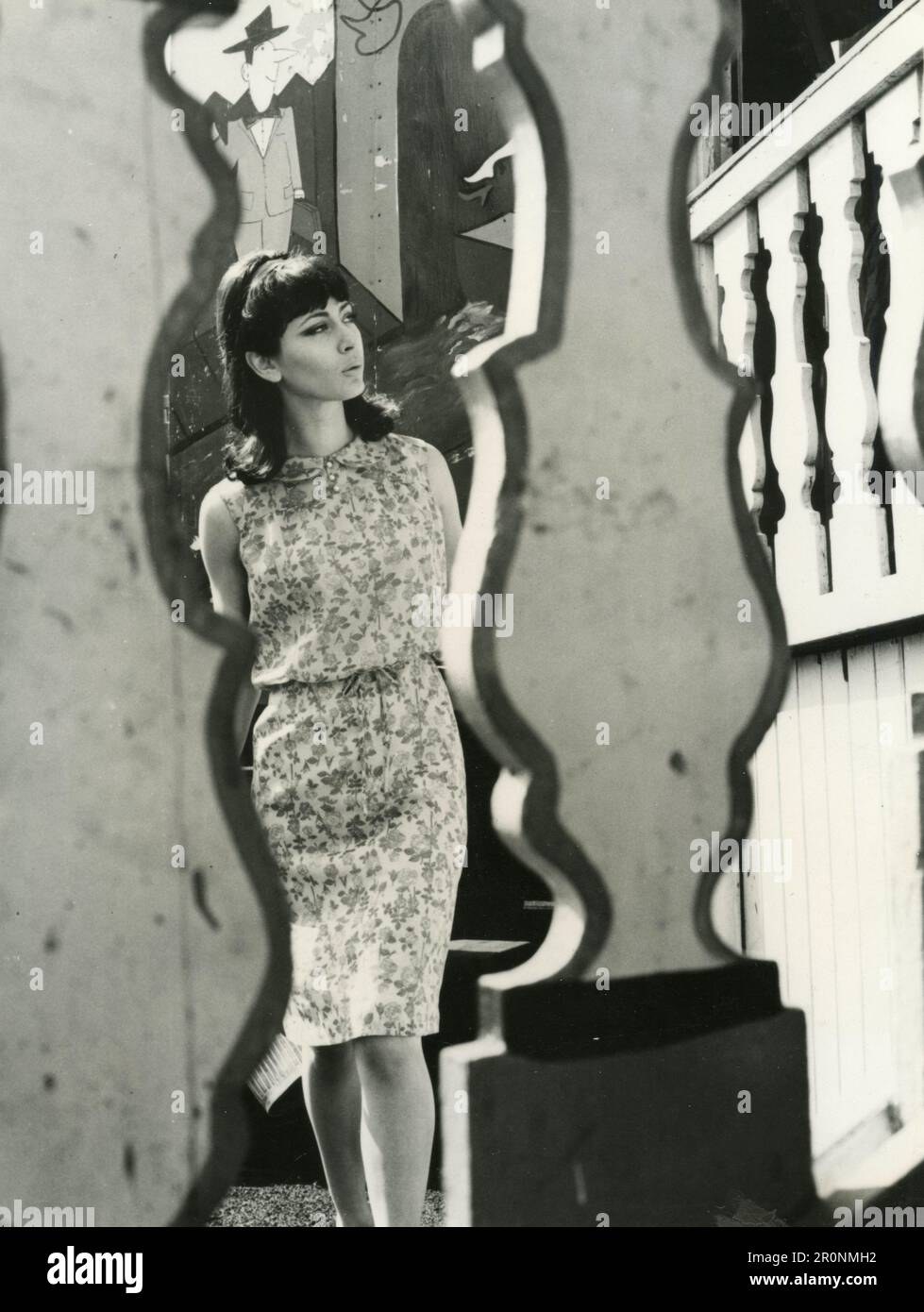 Modemodell in Tereylen, das vom britischen Designer Samuel Sherman, UK 1965, ein Sommerkleid trägt Stockfoto